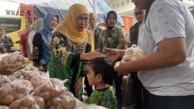Sri Wahyuni Wakil Ketua IV DPRD Jatim mendampingi Gubernur Khofifah Indar Parawansa Pasar Murah di Kecamatan Kapas, Kabupaten Bojonegoro