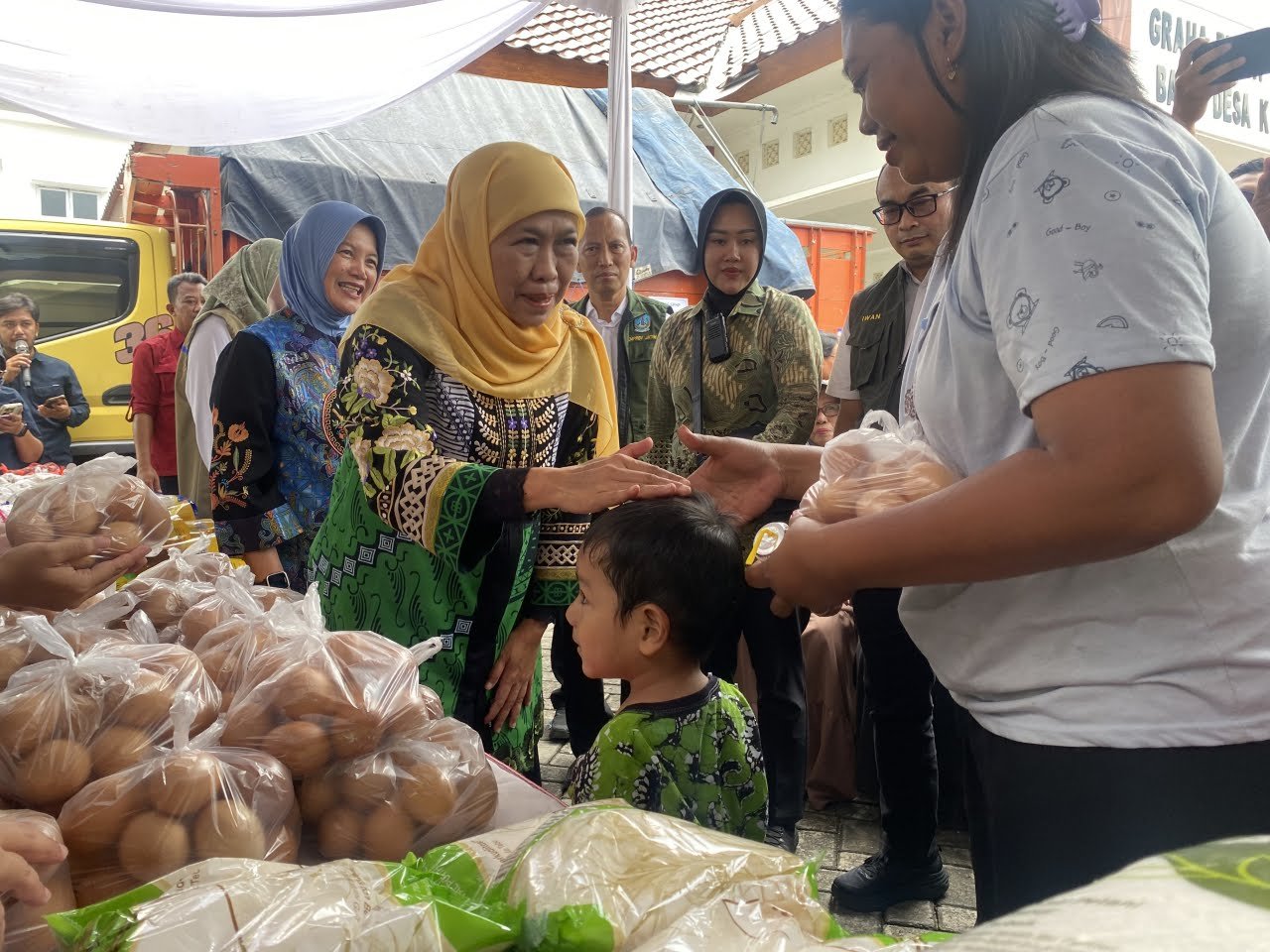 Sri Wahyuni Wakil Ketua IV DPRD Jatim mendampingi Gubernur Khofifah Indar Parawansa Pasar Murah di Kecamatan Kapas, Kabupaten Bojonegoro
