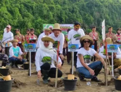 Didampingi Kaka Slank dan Bupati Pacitan, Gubernur Jawa Timur Khofifah Indar Parawansa Peringati Hari Ibu. Bertepatan 22 Desember 2025