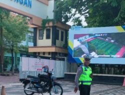 Unit Gakkum Satlantas Polres Lamongan Intensifkan Pengaturan Lalu Lintas Pagi di Depan SMA Negeri 1 Lamongan