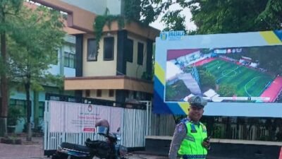Unit Gakkum Satlantas Polres Lamongan Intensifkan Pengaturan Lalu Lintas Pagi di Depan SMA Negeri 1 Lamongan