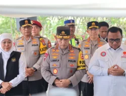 Kapolri Serahkan 1.000 Paket Sembako dan Gerobak Sampah untuk Warga Desa Nglundo, Nganjuk