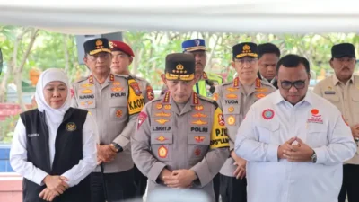 Kapolri Serahkan 1.000 Paket Sembako dan Gerobak Sampah untuk Warga Desa Nglundo, Nganjuk