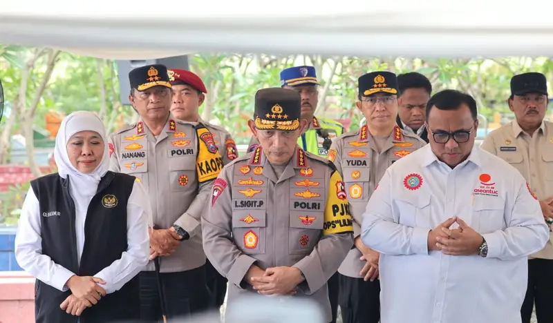 Kapolri Serahkan 1.000 Paket Sembako dan Gerobak Sampah untuk Warga Desa Nglundo, Nganjuk
