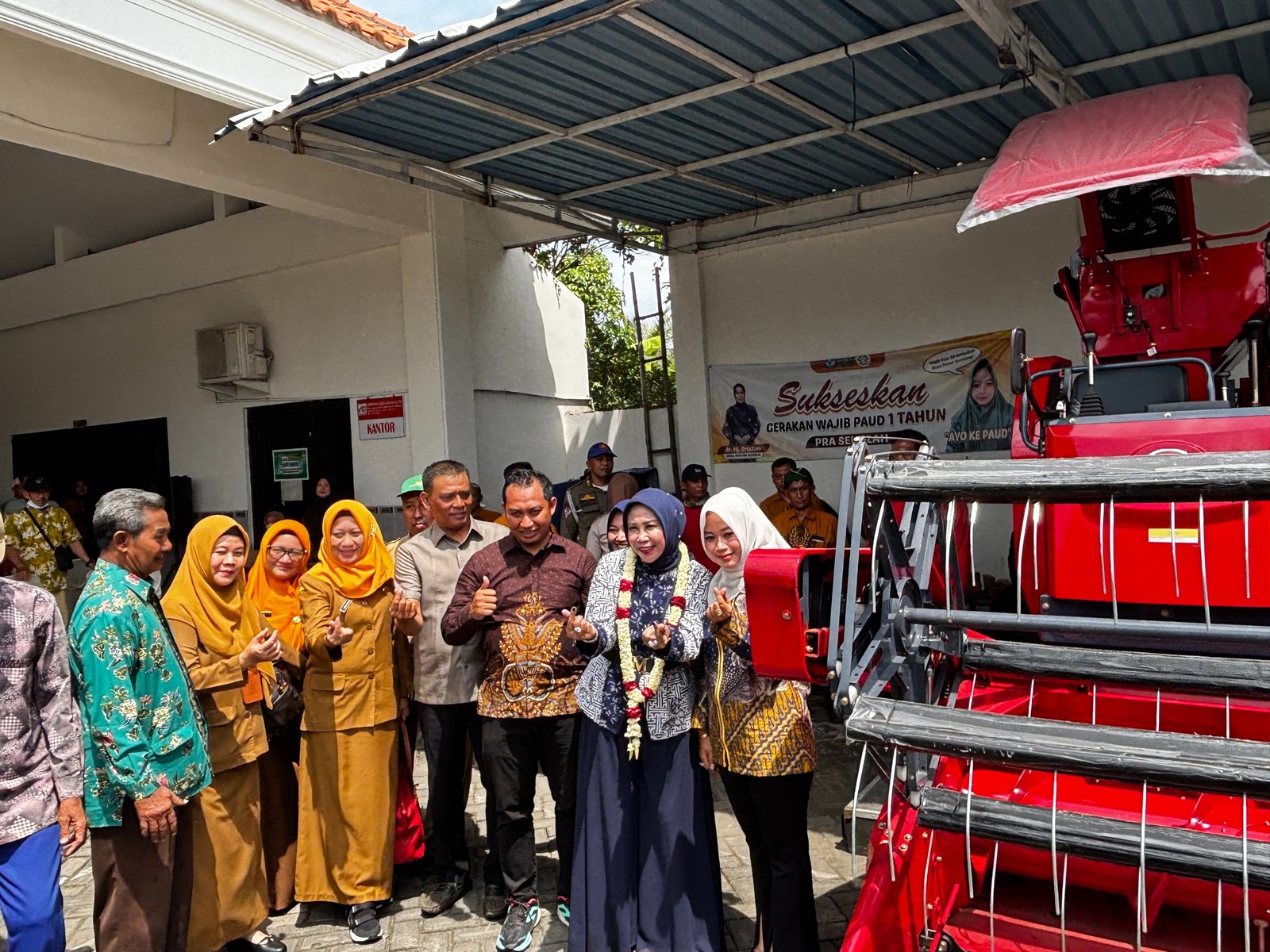 Petani Desa Tarik Terima Alsintan, Produktivitas Sawah Diharapkan Meningkat