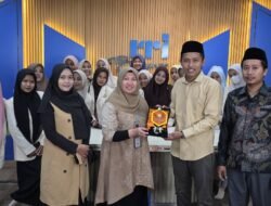 Mahasiswa Ilmu Komunikasi Universitas Annuqayah Kunjungi RRI Sumenep, Dalami Praktik Penyiaran Radio Publik