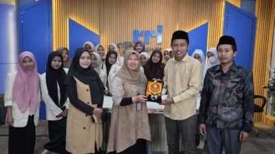 Mahasiswa Ilmu Komunikasi Universitas Annuqayah Kunjungi RRI Sumenep, Dalami Praktik Penyiaran Radio Publik