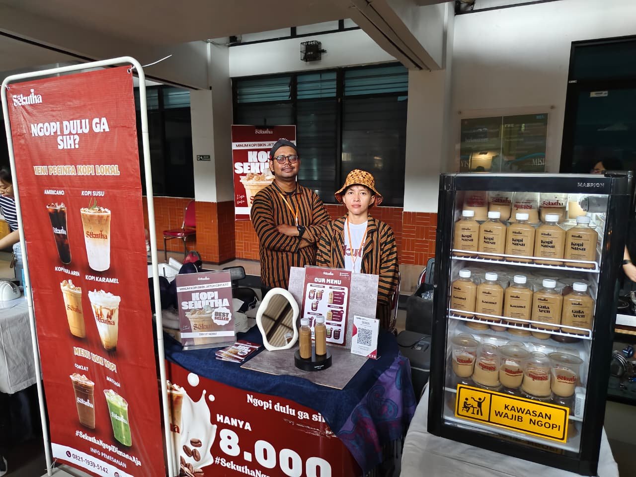 Kopi Sekutha Hadir di UNNOFEST Ubaya 2025, Barista Berbusana Adat Jawa Angkat Citra Budaya dalam Secangkir Kopi