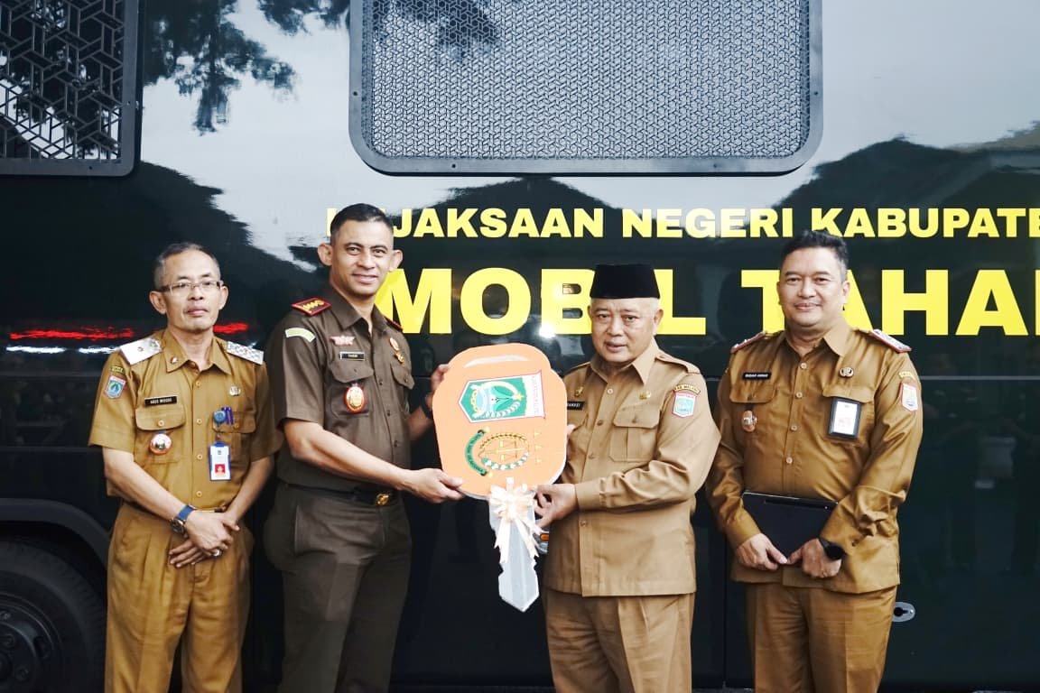 Bupati Malang Serahkan Hibah Mobil Tahanan kepada Kejaksaan Negeri Kabupaten Malang