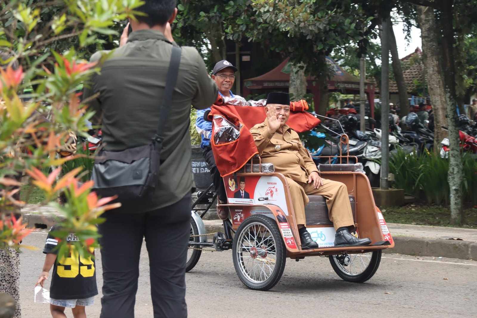 Bupati Malang Salurkan 200 Becak Listrik untuk Pembecak Lansia