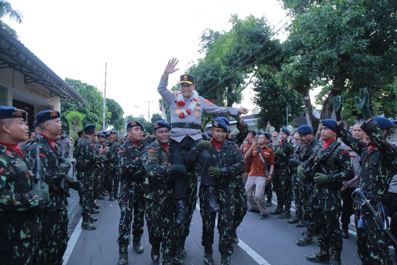 Momen Haru Pelepasan Irjen Hadi Gunawan Tinggalkan Polda NTB