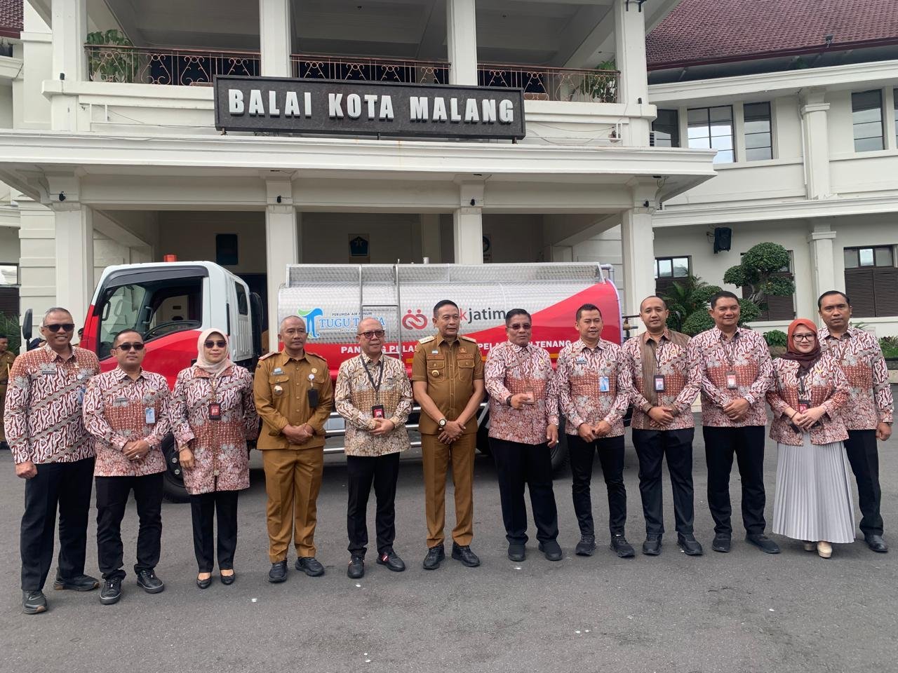 Perkuat Layanan Darurat, Perumda Tugu Tirta Malang Terima Bantuan Truk Tangki Air dari Bank Jatim