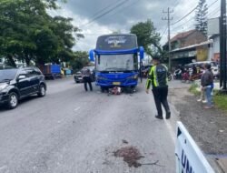 KECELAKAAN MOTOR VS BUS DI JL SOEKARNO HATTA MAGELANG PENGENDARA MOTOR JADI KORBAN JIWA