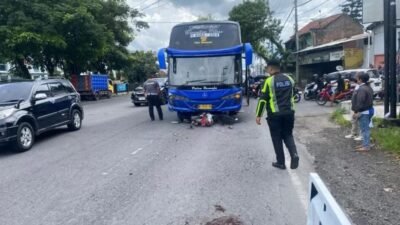 KECELAKAAN MOTOR VS BUS DI JL SOEKARNO HATTA MAGELANG PENGENDARA MOTOR JADI KORBAN JIWA