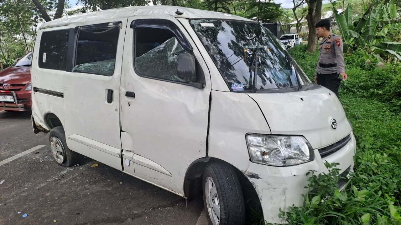Polisi Tangani Mobil Laka Tunggal di Lingkar Barat Kepanjen, Satu Orang Luka Ringan