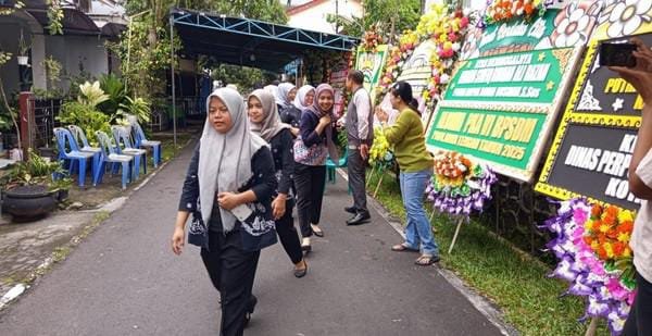 SUASANA JELANG KEDATANGAN JENAZAH DI RUMAH DUKA MAGELANG