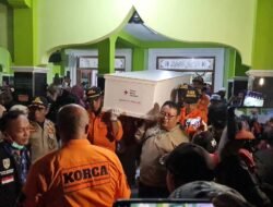 Isak Tangis Iringi Kepulangan Mendiang Ali, Ratusan Warga Antar Kepulangan Terakhir Jenazah