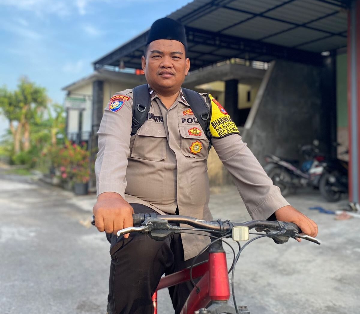 PEDDAL KAMTIBMAS Mas Bhabin Sidomukti Abang Uman Wonge Negoro: Menjaga Desa Lewat Doa, Menyatu Bersama Warga di Malam Jumat