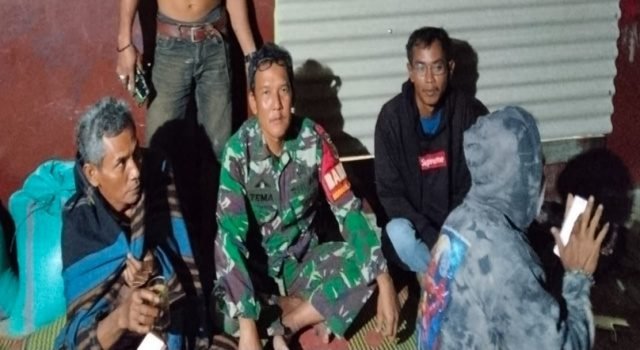 Perkuat Keamanan Desa, Babinsa Koramil 402-13/Sungai Menang Monitor Wilayah Lewat Patroli Siskamling