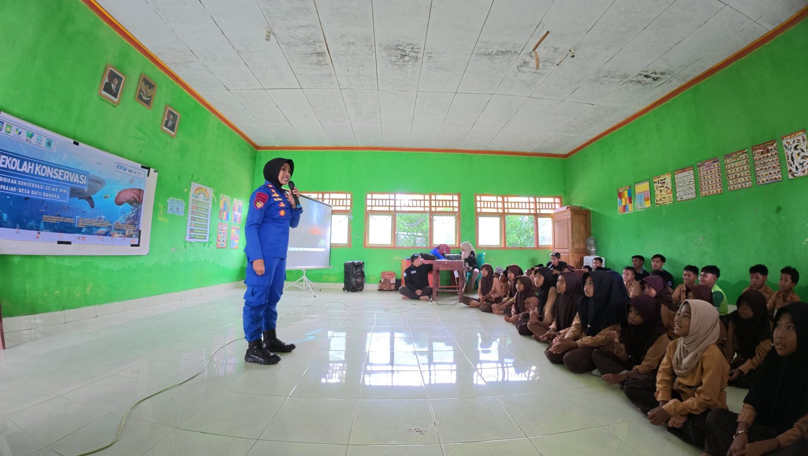 Kasat Polairud Polres Sumbawa Laksanakan Sosialisasi Konservasi kepada anak Sekolah SDN Pajak. Sumbawa — NTB --- Jadikabar-com Kasat Polairud Polres Sumbawa, IPTU Baiq Shinta Dewi, S.H., bersama Yayasan Bentang Alam melaksanakan kegiatan Sosialisasi dan Sekolah Konservasi di SDN Prajak, Desa Batu Bangka. Kegiatan ini bertujuan untuk memperkenalkan sejak dini konsep konservasi serta pengelolaan lingkungan yang berkelanjutan kepada para pelajar.(19/1/2026) Melalui kegiatan tersebut, para siswa dibekali pemahaman mengenai pentingnya menjaga ekosistem, pelestarian lingkungan hidup, sumber daya alam, serta keanekaragaman hayati. Edukasi disampaikan melalui kegiatan yang bersifat interaktif, penyuluhan, dan pembiasaan perilaku peduli lingkungan guna menumbuhkan kesadaran sejak usia dini. IPTU Baiq Shinta Dewi, S.H. menyampaikan harapannya agar para pelajar dan masyarakat dapat berperan aktif dalam menjaga kelestarian ekosistem serta meningkatkan pengetahuan dan kesadaran generasi muda terhadap pentingnya pelestarian lingkungan secara berkelanjutan. Sementara itu, Dirpolairud Polda NTB Kombes Pol Boyke F.S. Samola, S.I.K., M.H. memberikan apresiasi atas pelaksanaan kegiatan Sosialisasi dan Sekolah Konservasi tersebut. Ia menilai kegiatan ini sebagai langkah positif dalam menanamkan nilai-nilai kepedulian terhadap lingkungan serta membentuk karakter generasi muda yang sadar akan pentingnya menjaga alam demi keberlanjutan di masa depan.