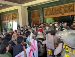 Kericuhan Pecah di Depan Kantor Pemkab Bangkalan, Massa HMI Kecewa Bupati Tak Kunjung Temui Aksi