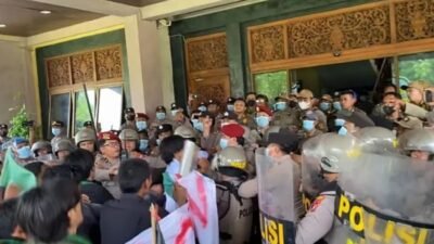 Kericuhan Pecah di Depan Kantor Pemkab Bangkalan, Massa HMI Kecewa Bupati Tak Kunjung Temui Aksi