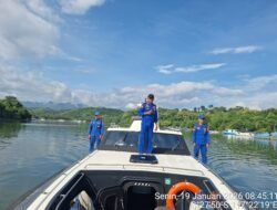 Kapal Polisi XXI-2014 Laksanakan Patroli Perairan dan Berikan Life Jacket kepada Nelayan di Teluk Saleh