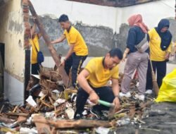 Dirpolairud Polda NTB Terjun Langsung Bantu Warga Nelayan Terdampak Ombak Besar di Ampenan