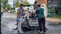 Honda Jazz Terbakar Hebat di Jalan Jeruk Magelang, Sopir Menghilang Saat Pemadaman