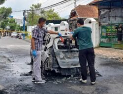 Honda Jazz Terbakar Hebat di Jalan Jeruk Magelang, Sopir Menghilang Saat Pemadaman