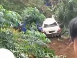 Baru Belajar, Salah Injak Pedal, Sedan Pemuda Terjun Ke jurang