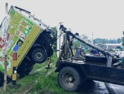 Usai Senggol Motor di Magelang Truk Bermuatan Teh Nungging di Parit  Tiga Orang Terluka