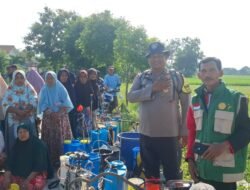 Bhabin Sidomukti Turun Langsung Ikut Penyemprotan Dampingi Gerakan Pengendalian Hama/Penyakit Padi Kelompok Tani Sidodadi