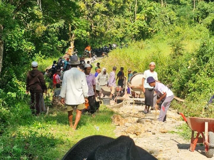 Lebih dari 10 Tahun Rusak, Aksi Warga Desa Pragaan Daya Sumenep Perbaiki Jalan Secara Swadaya