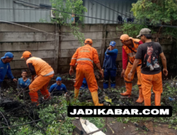Petugas Gabungan dan Team Orange, Lakukan Pengurasan Saluran PHB Jalan Cakung Cilincing