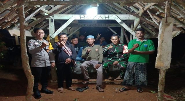 Siskamling Bersama Babinsa, Warga Desa Panca Tunggal Benawa Merasa Lebih Aman