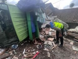 TRUK MUAT KRAMIK TIMPA RUMAH WARGA DI KETEB MAGELANG