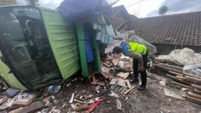 TRUK MUAT KRAMIK TIMPA RUMAH WARGA DI KETEB MAGELANG