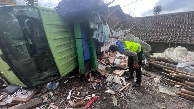 TRUK MUAT KRAMIK TIMPA RUMAH WARGA DI KETEB MAGELANG