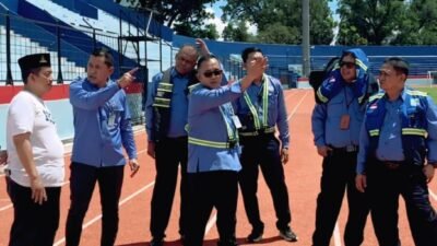 Direktur Tugu Tirta (sebelah baju putih) saat melakukan pengecekan ( foto: Humas Tugu tirta)