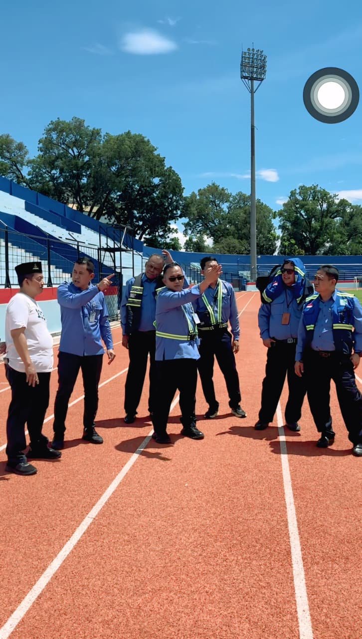 Direktur Tugu Tirta (sebelah baju putih) saat melakukan pengecekan ( foto: Humas Tugu tirta)