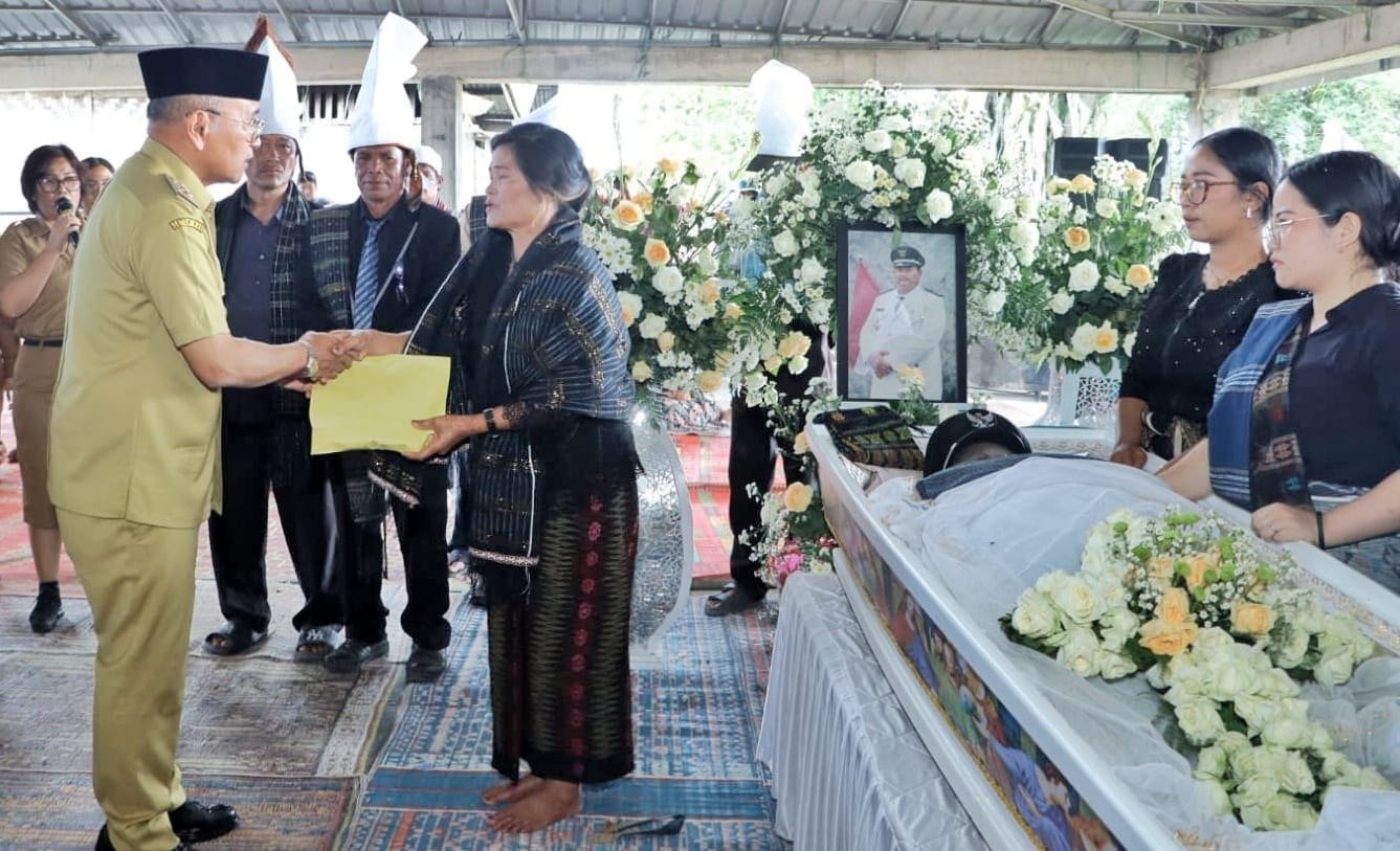 Bupati Simalungun Melayat ke Rumah Duka Almarhum Pangulu Nagori Hinalang