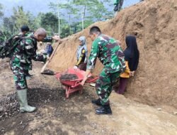 Koramil 1503/Ciniru Gelar Kerja Bakti Bangun Jalan Longsor di Desa Pinara