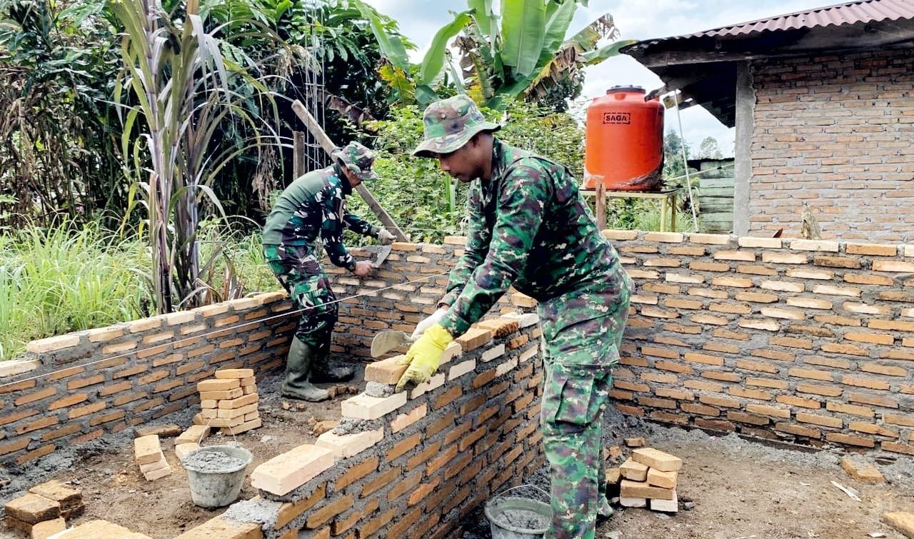 Pembangunan RTLH TMMD ke-127 di Bahapal Masuki Tahap Pemasangan Bata, TNI–Warga Bahu Membahu.