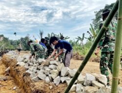 Gotong Royong TNI dan Warga Warnai Pembangunan Jalan TMMD ke-127 di Nagori Bahapal