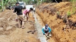 Gotong Royong TNI dan Warga Bahapal Percepat Pembangunan Drainase TMMD ke-127