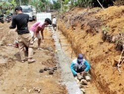 Gotong Royong TNI dan Warga Bahapal Percepat Pembangunan Drainase TMMD ke-127