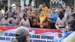 Kantor Bupati Kuningan di Geruduk Pendemo, Minta Audiensi ke Kementerian PUPR