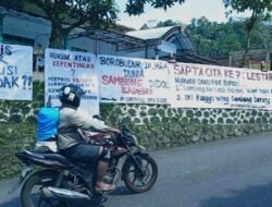 Penolakan Tambang Tanah Uruk Menguat, Warga Sambeng Pasang Ratusan Spanduk