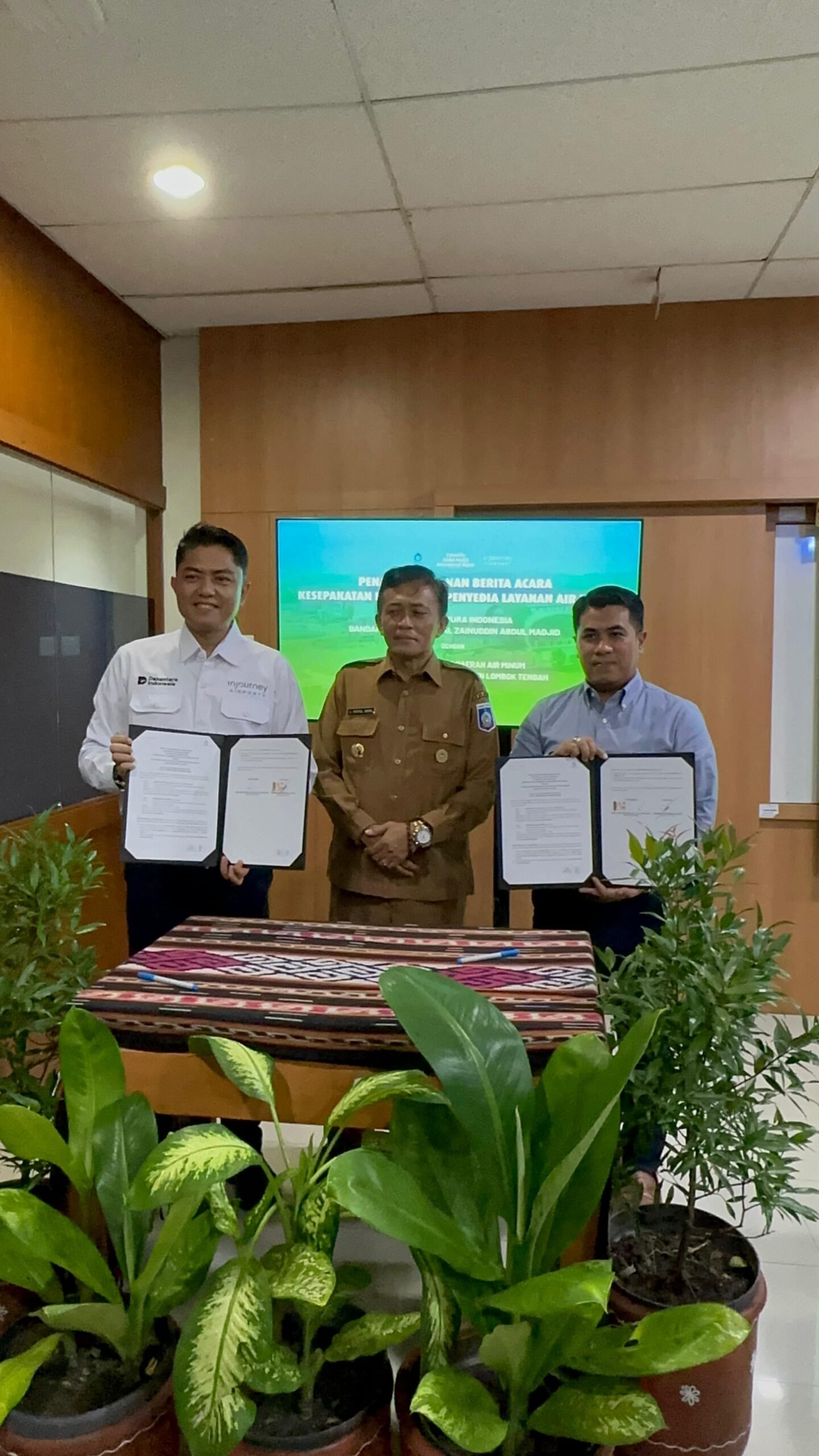 Perumda Tirta Ardhia Rinjani dan PT Angkasa Pura Bizam Sepakati MoU Layanan Air Bersih Bandara.